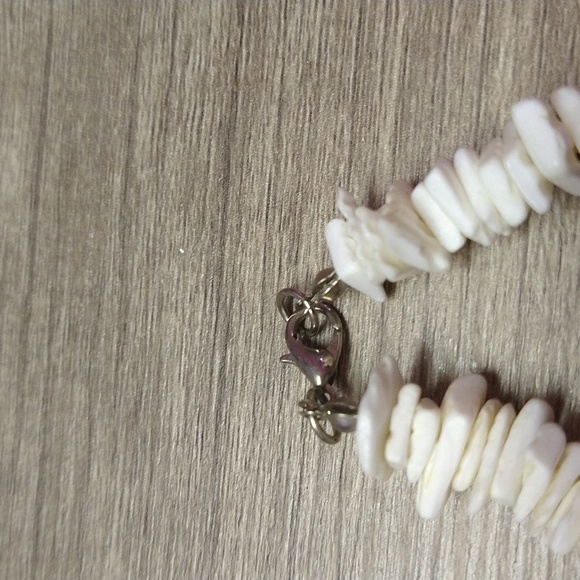 Shell Chips White Necklace - Picture 3 of 3